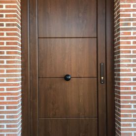 Dibal A.D.E. S.L. puerta en madera oscura