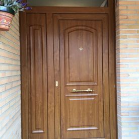 Dibal A.D.E. S.L. puerta hecha en madera